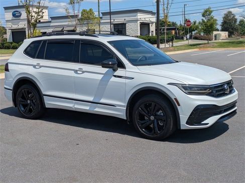 Used 2024 Volkswagen Tiguan SE R-Line image 2