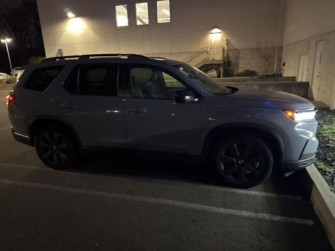 Used 2025 Honda Pilot Sport image 9