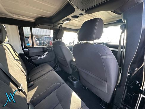 Used 2018 Jeep Wrangler Unlimited Sahara w/ Connectivity Group AWD/4WD image 27