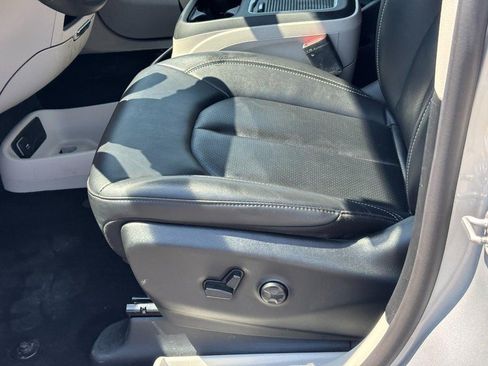 Used 2024 Chrysler Pacifica Touring-L FWD image 18