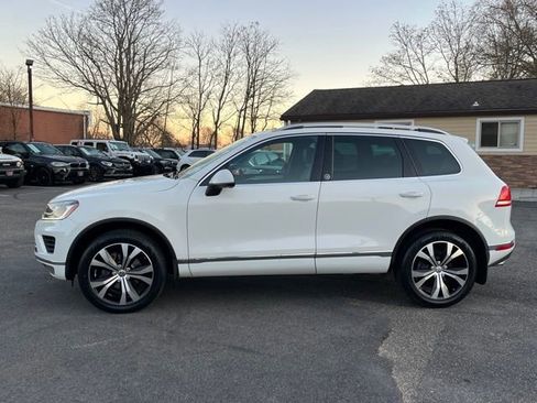 Used 2017 Volkswagen Touareg V6 image 8