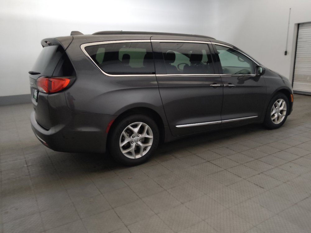 Used 2017 Chrysler Pacifica Touring-L w/ Tire & Wheel Group FWD image 10