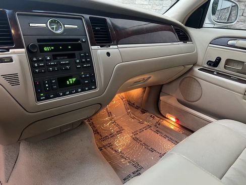 Used 2006 Lincoln Town Car Signature image 15