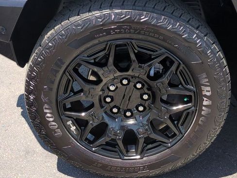 Certified 2025 GMC Hummer EV 3X w/ LPO, Dark Essentials Package AWD/4WD image 31