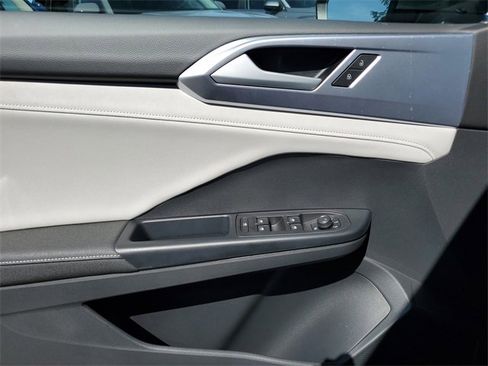 New 2025 Volkswagen Taos SE image 32