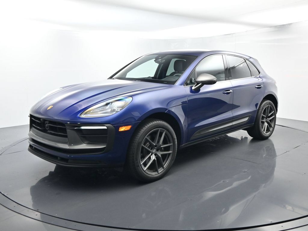 Certified 2025 Porsche Macan AWD/4WD image 1
