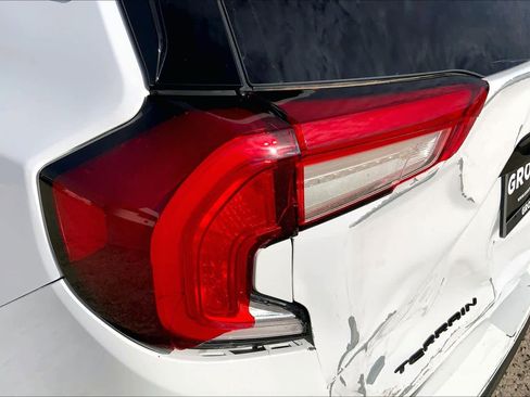 Used 2022 GMC Terrain SLE w/ Elevation Edition image 26