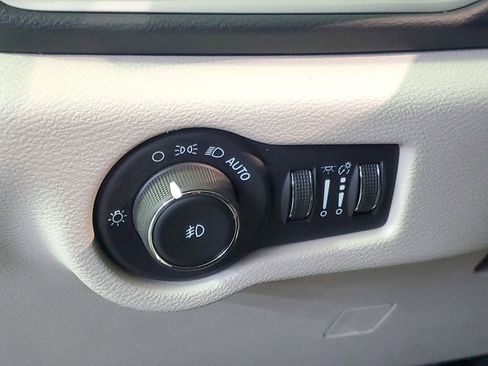 Used 2024 Chrysler Pacifica Touring-L image 18