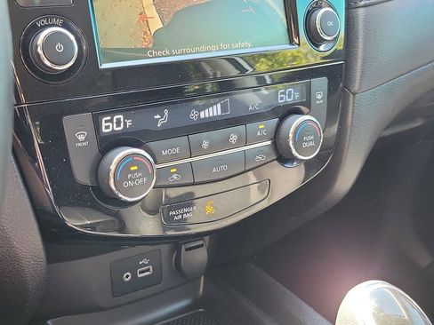 Used 2018 Nissan Rogue SV image 32