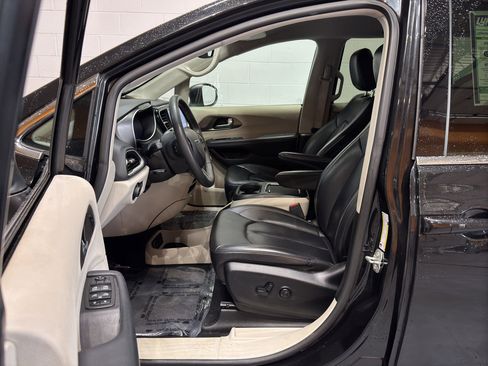 Used 2023 Chrysler Pacifica Touring-L FWD image 16