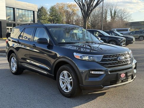 Used 2022 Ford Explorer XLT w/ Equipment Group 202A image 4