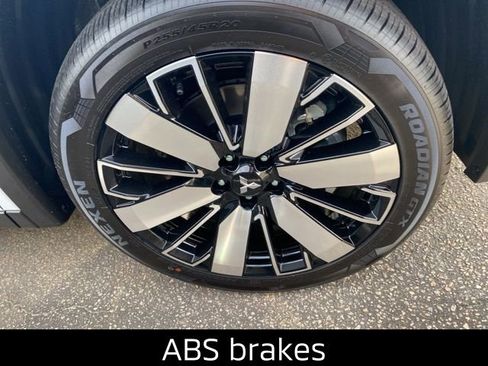 New 2026 Mitsubishi Outlander LE image 8