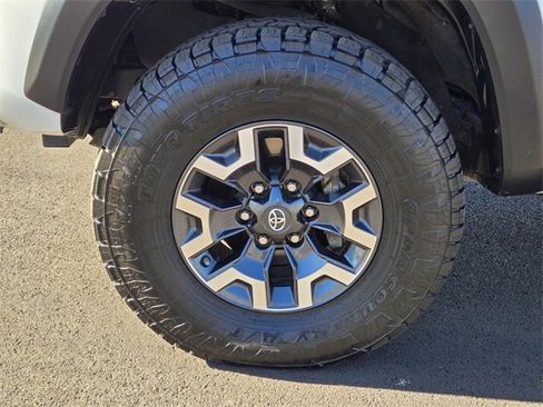 Certified 2018 Toyota Tacoma 4x4 Double Cab image 9