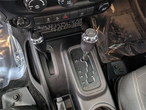 Used 2015 Jeep Wrangler Unlimited Rubicon w/ Connectivity Group image 14