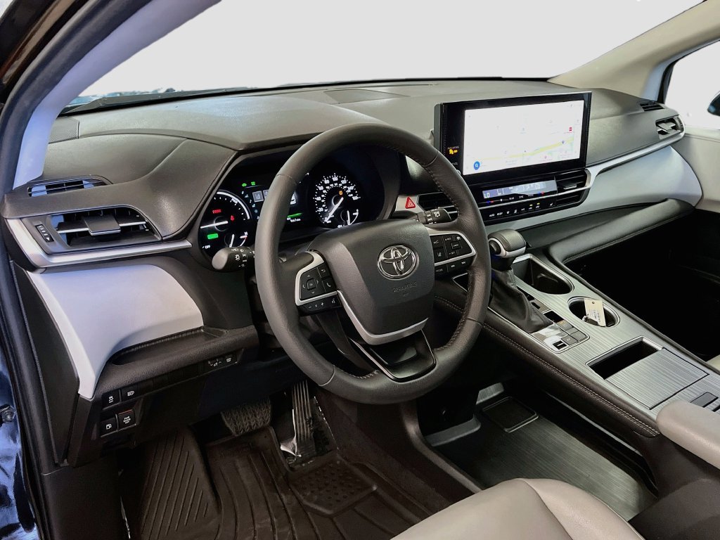 Used 2026 Toyota Sienna XLE FWD image 9