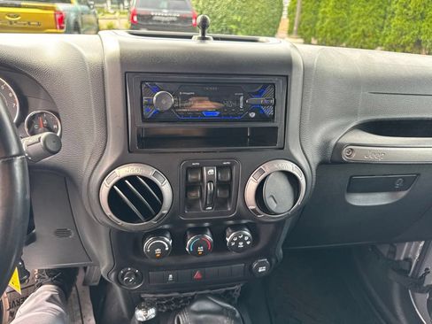 Used 2015 Jeep Wrangler Unlimited Sport w/ Quick Order Package 23S AWD/4WD image 21