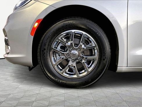 Used 2024 Chrysler Pacifica Touring-L image 21