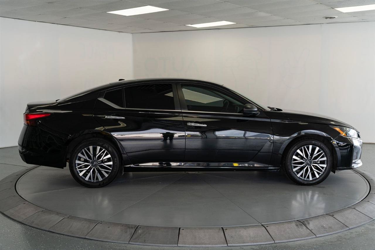 Used 2025 Nissan Altima 2.5 SV FWD image 8