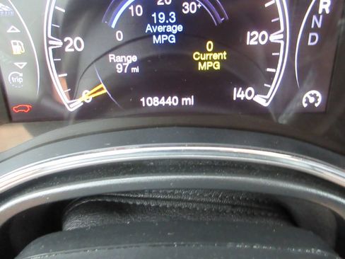 Used 2019 Jeep Grand Cherokee Laredo AWD/4WD image 27