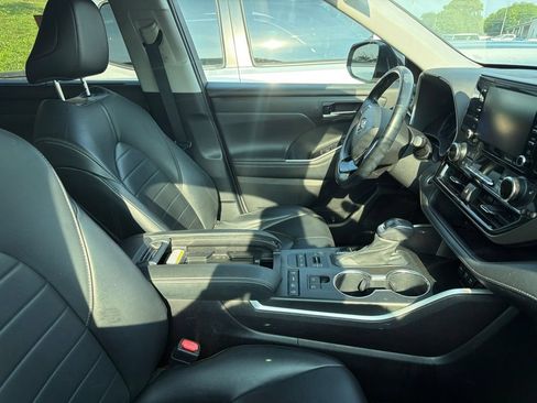 Used 2021 Toyota Highlander XLE AWD/4WD image 2