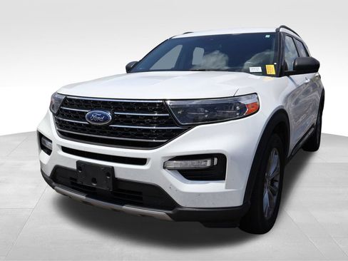Used 2020 Ford Explorer XLT w/ Equipment Group 202A AWD/4WD image 2