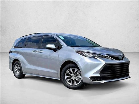 Used 2021 Toyota Sienna LE FWD image 12