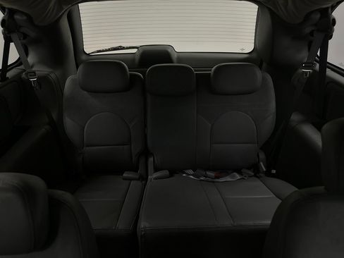 Used 2005 Chrysler Town & Country Limited FWD image 15
