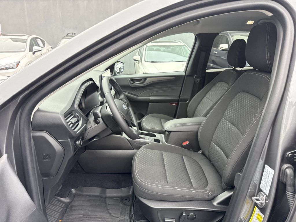 Used 2023 Ford Escape Active w/ Tech Pack #1 AWD/4WD image 18