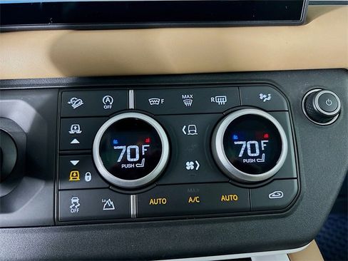 Used 2025 Land Rover Defender 110 X-Dynamic SE image 18