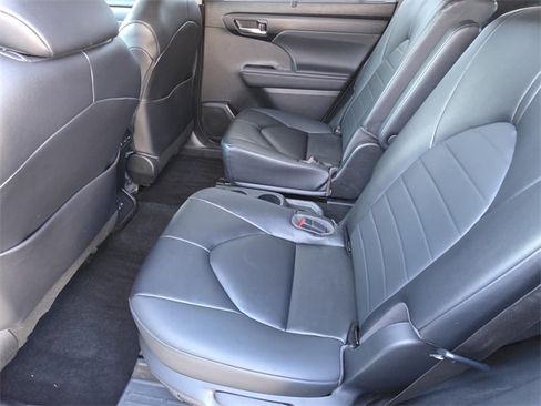 Used 2023 Toyota Highlander XLE image 10