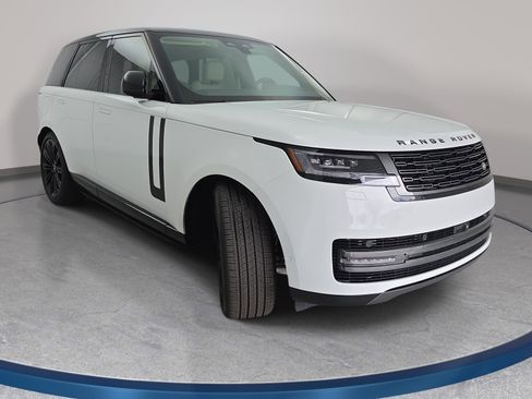 Used 2025 Land Rover Range Rover SE image 3