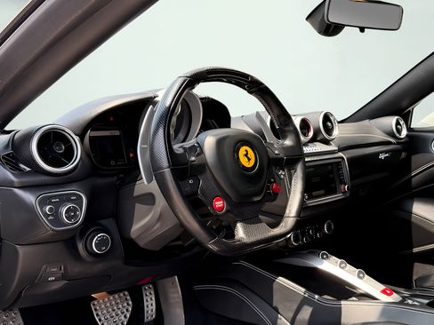 Used 2015 Ferrari California T RWD image 4