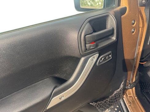 Used 2015 Jeep Wrangler Unlimited Rubicon w/ Connectivity Group image 18