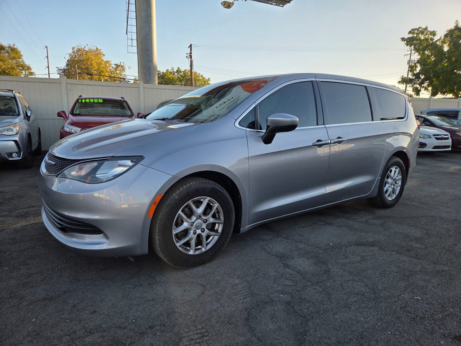 Used 2017 Chrysler Pacifica Touring FWD image 1