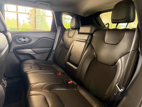 Used 2019 Jeep Cherokee Latitude Plus w/ Comfort/Convenience Group AWD/4WD image 17