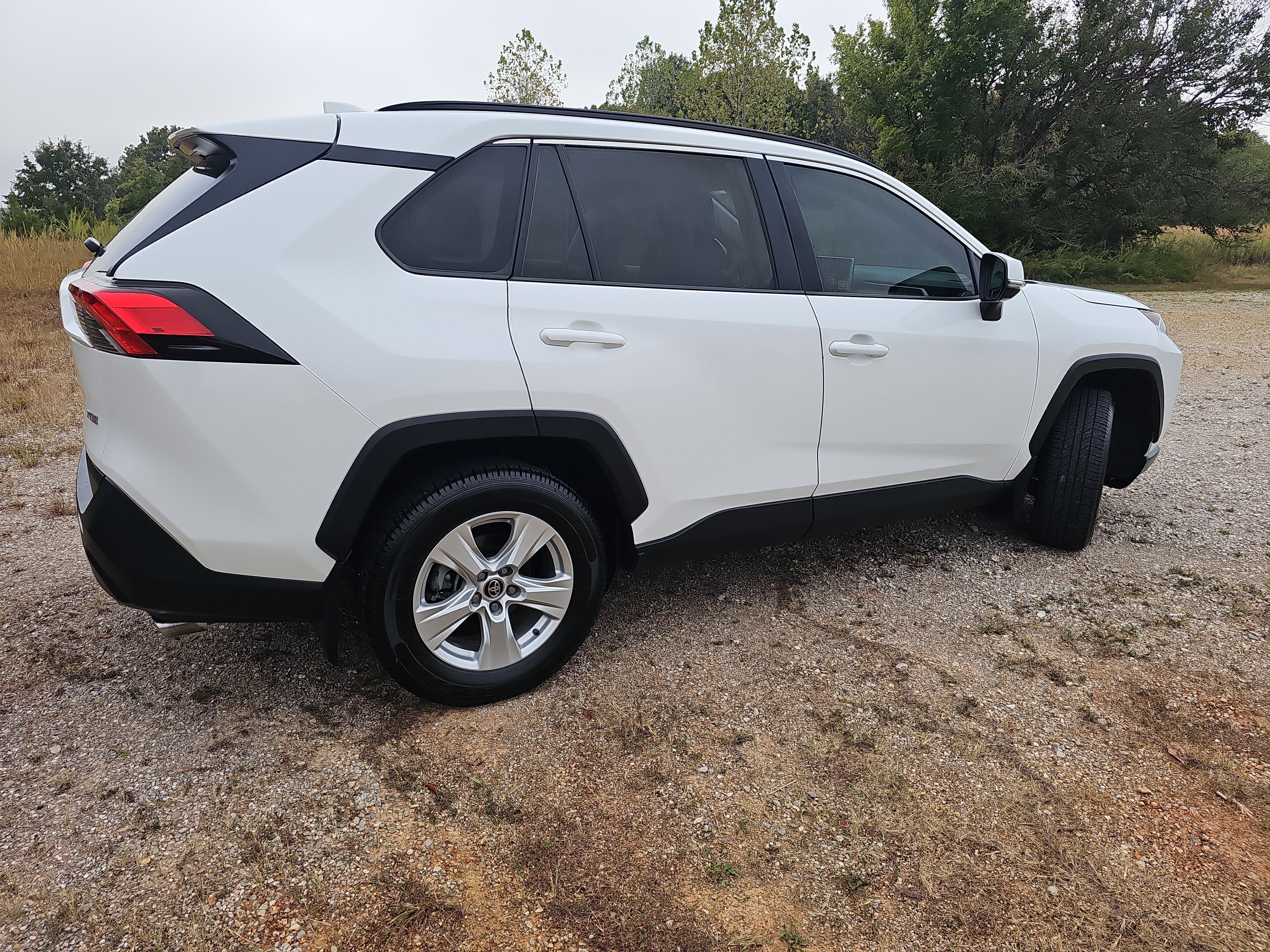 Used 2020 Toyota RAV4 XLE w/ Convenience Package FWD image 3