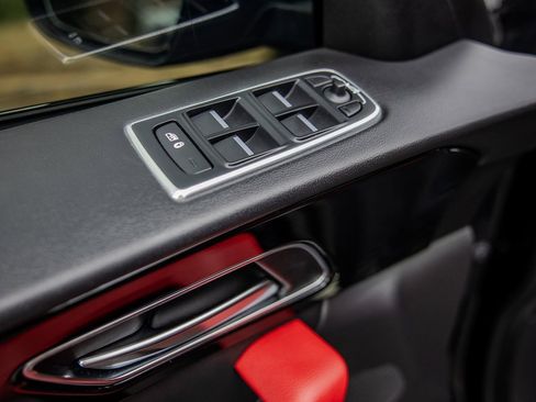 Used 2020 Jaguar F-PACE R-Sport image 19