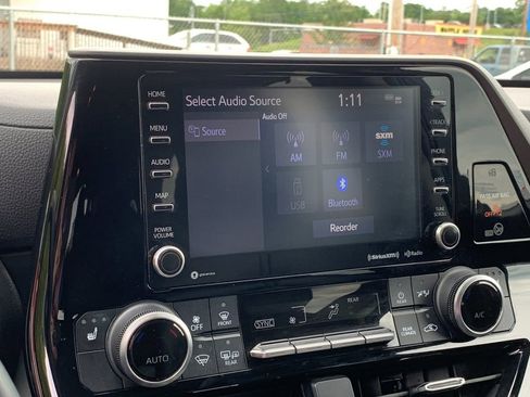 Used 2022 Toyota Highlander XLE AWD/4WD image 24