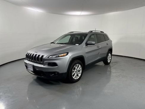 Used 2018 Jeep Cherokee Latitude Plus w/ Cold Weather Group AWD/4WD image 2