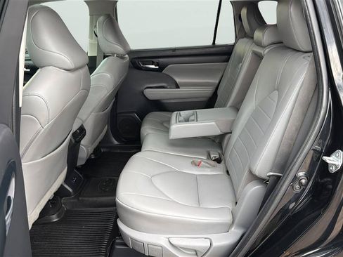 Used 2022 Toyota Highlander XLE AWD/4WD image 20