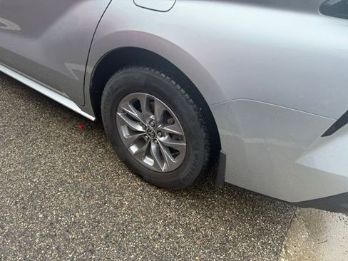 Used 2022 Toyota Sienna XSE image 6