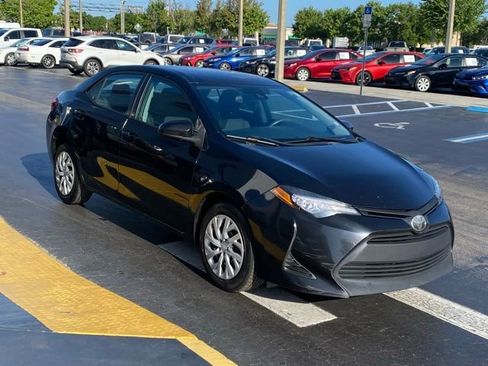 Used 2018 Toyota Corolla LE image 2
