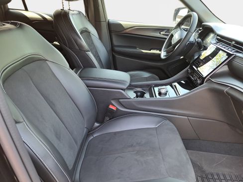 Used 2024 Jeep Grand Cherokee Altitude image 10