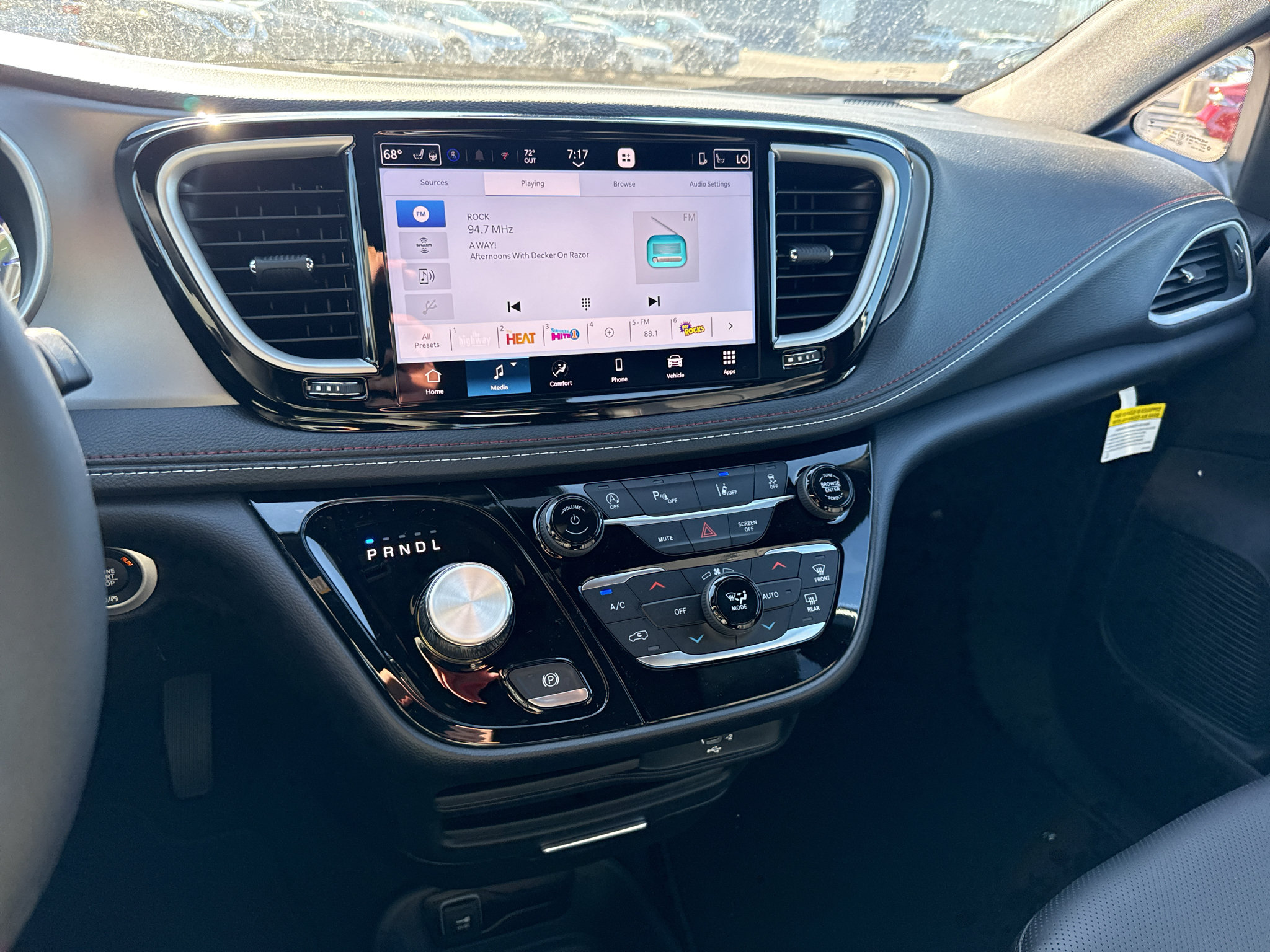New 2027 Chrysler Pacifica Select AWD/4WD image 7