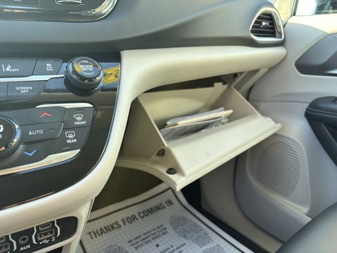 Used 2024 Chrysler Pacifica Touring-L FWD image 35