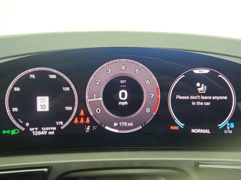 Used 2025 Porsche Cayenne w/ Premium Package image 38