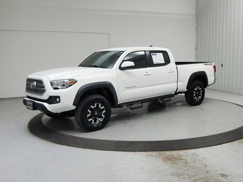 Used 2017 Toyota Tacoma TRD Off-Road AWD/4WD image 4