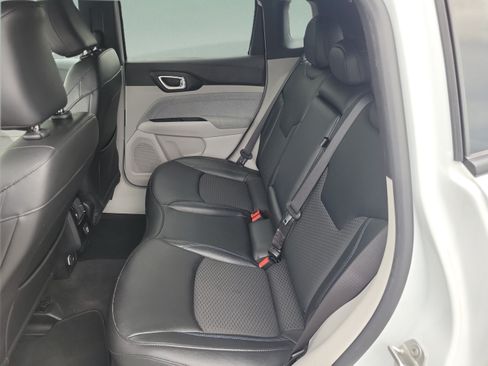 Used 2024 Jeep Compass Latitude AWD/4WD image 15