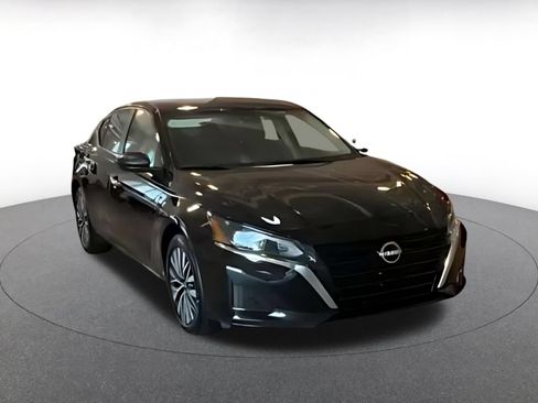 Used 2025 Nissan Altima 2.5 SV FWD image 15