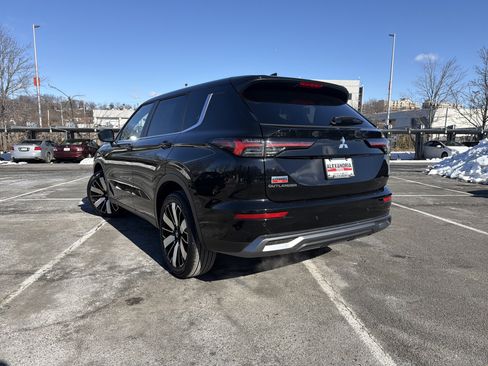 Used 2025 Mitsubishi Outlander SE image 3